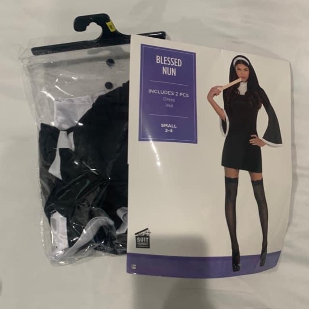 Woman’s Size Small, Blessed Nun Costume (Includes: Dress & Vail)